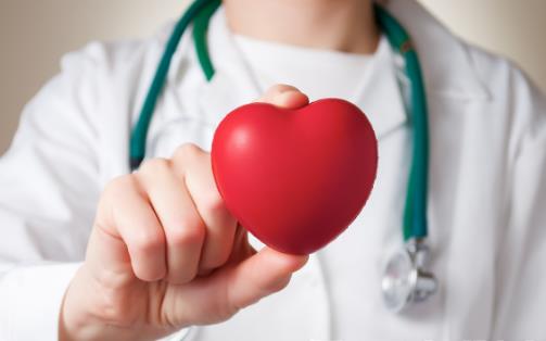 天熱為什么感覺胸悶心慌？兩點辯識真假心臟病