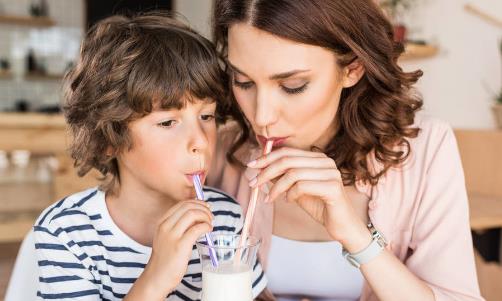 這3種飲料已被列入黑名單!兒科醫生嘆氣:別再給孩子喝了