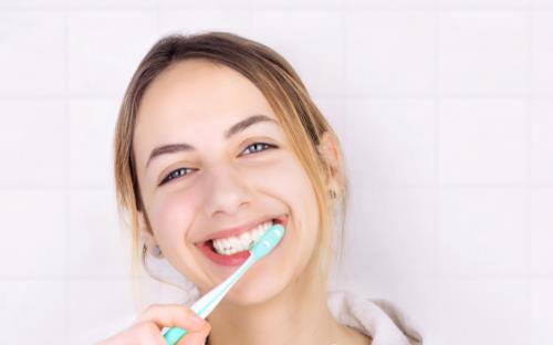 逼死強迫癥！早上起床先喝水還是先刷牙