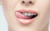 經常舔嘴唇容易導致嘴唇干 多喝水竟然會有這個作用