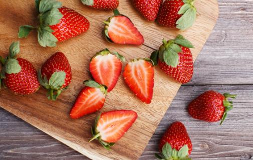 草莓太紅是因?yàn)槿旧?草莓的八大功效