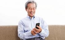 中老年朋友人沉迷手機(jī)視疲勞 老眼昏花不一定是老視