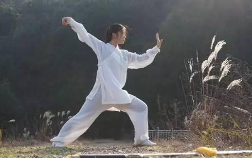 上班族久坐的危害是脊椎 保護(hù)脊椎這幾件事千萬(wàn)別做