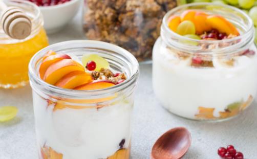 很多人都喜歡喝酸奶，含在嘴里酸酸甜甜。在日常生活中，