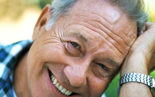 秋寒來了提醒老人注意給眼睛保暖