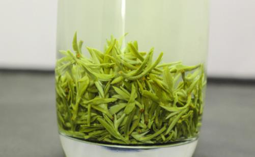 秋寒來了提醒老人注意給眼睛保暖