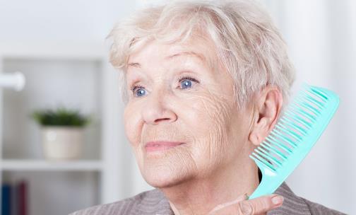 老人可把梳頭養成良好的養生法 有利于延緩大腦衰老