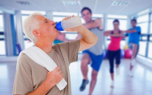 老人睡覺前喝水好不好？