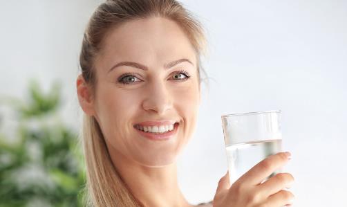 老人睡覺前喝水好不好？