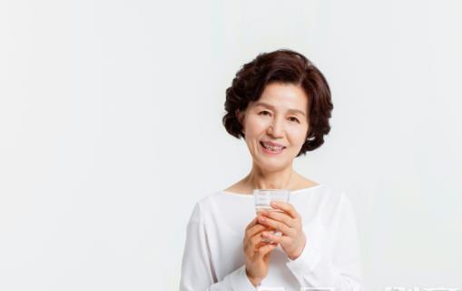 老人最關心養生問題 晨起后這樣做還能延壽