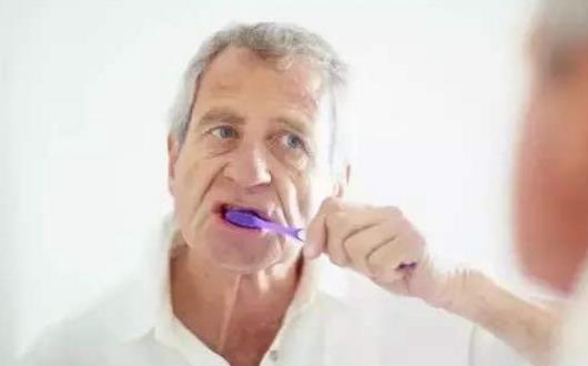 造成老人口干的原因 老年人的日常口腔護理方法