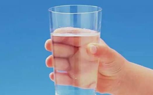 冬季補水 缺水的白領上班族補水方法