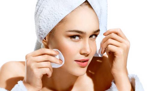 眼部卸妝油的使用指南 卸妝品在臉上不宜久留