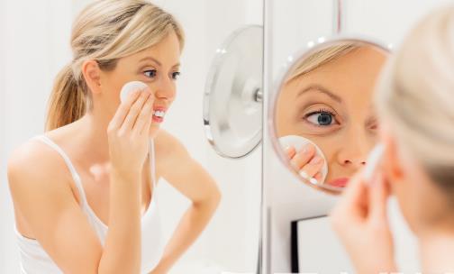 眼部卸妝油的使用指南 卸妝品在臉上不宜久留