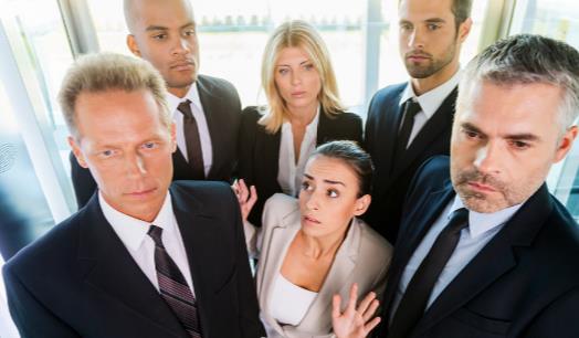 電梯的安全事故頻出 被困在電梯的自救法