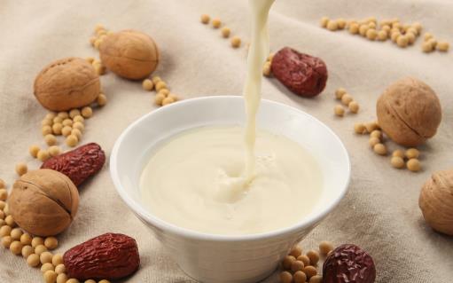 自制藥膳豆?jié){食譜多喝好處多 如何選擇合適的豆?jié){機