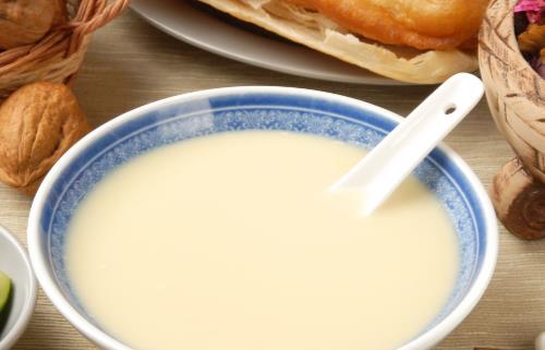 自制藥膳豆?jié){食譜多喝好處多 如何選擇合適的豆?jié){機