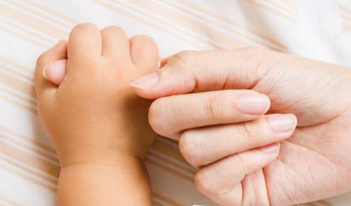 握拳拇指彎曲就是拇指內扣？