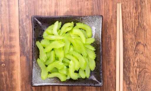 芹菜是減肥的圣品 芹菜的四種美味做法減肥還好吃