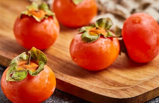 冬季吃柿子容易長(zhǎng)結(jié)石嗎 成熟柿子可以放心隨便吃