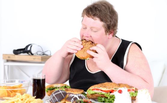 大吃大喝會造成的后果嚴重 生活中要養成健康的飲食習慣