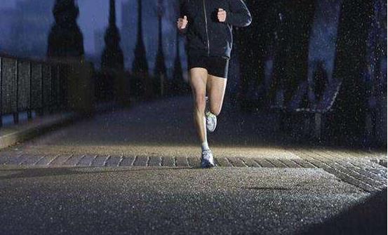 晚上跑步減肥 控制運(yùn)動(dòng)強(qiáng)度注意安全