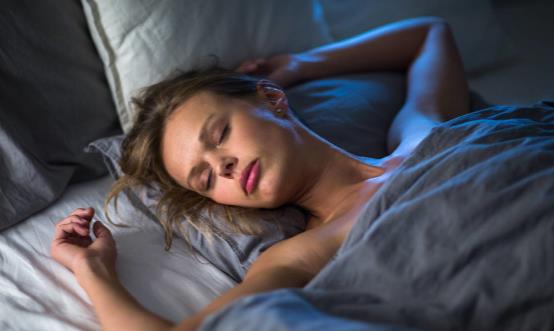 睡得好好的突然感覺一腳踩空 專家?guī)憬颐剡@種癥狀的原因