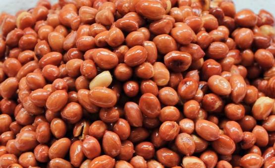 炸花生米時,別直接下鍋,大廚教你一招,省油又好吃,酥脆不返潮