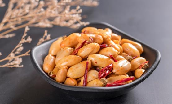 炸花生米時,別直接下鍋,大廚教你一招,省油又好吃,酥脆不返潮