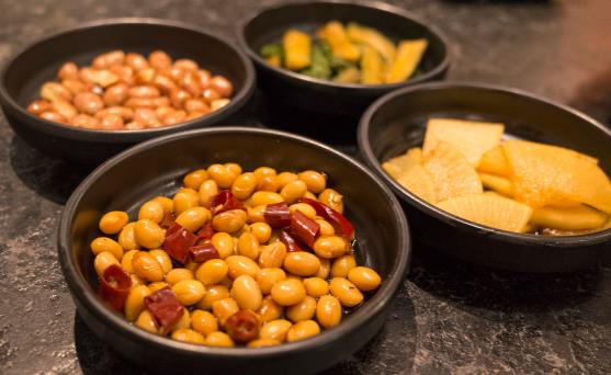 炸花生米時,別直接下鍋,大廚教你一招,省油又好吃,酥脆不返潮