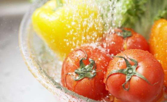 浸泡蔬菜可能會讓菜越泡越臟 正確地去除蔬果農(nóng)殘妙招