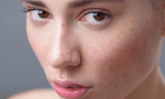 經常化妝 臉上長斑怎么辦？