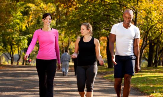 日行萬步真能帶來健康益處嗎 三種走路姿勢更傷害膝關節