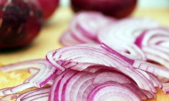 洋蔥汁的功效與作用 洋蔥的營養新吃法