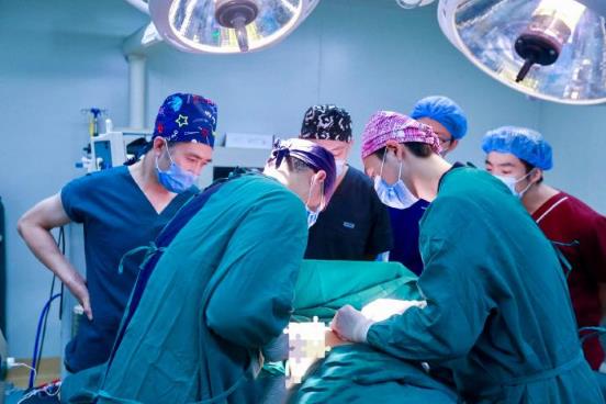 假體隆胸手術意外猝死?醫生離崗近2小時誰的責任?