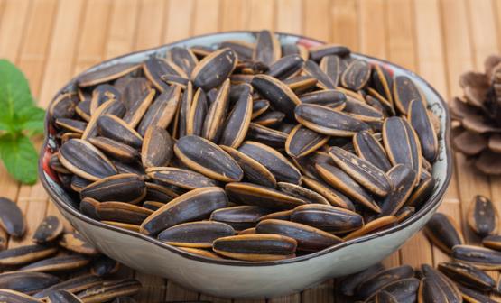 嗑瓜子要當心可能會帶來8大危害 瓜子的正確吃法