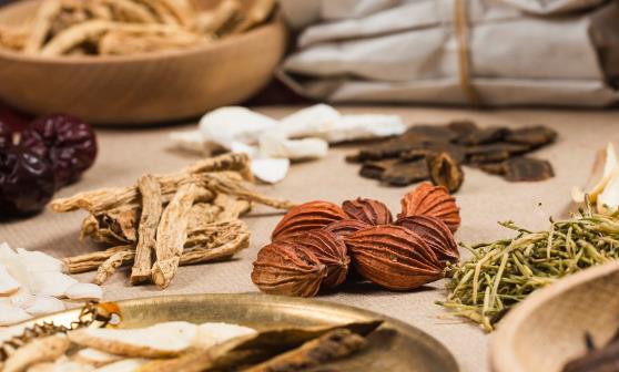 嘴巴里時苦時甜有異味 中藥來消除口味異常