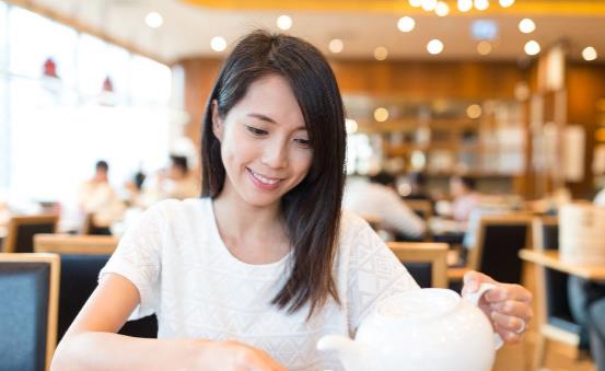 女性喝茶好處多但要喝對才養生 女人喝茶時要注意什么