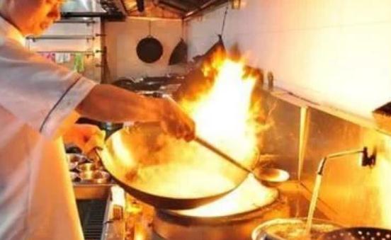 廚房的油煙給身體健康帶來(lái)大的隱患 減少?gòu)N房油煙通風(fēng)工作要做好