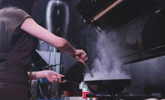 廚房的油煙給身體健康帶來(lái)大的隱患 減少?gòu)N房油煙通風(fēng)工作要做好