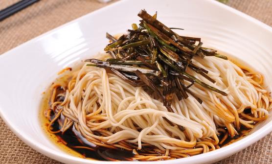 面食制作方法豐富多樣 蔥油拌面的家常做法