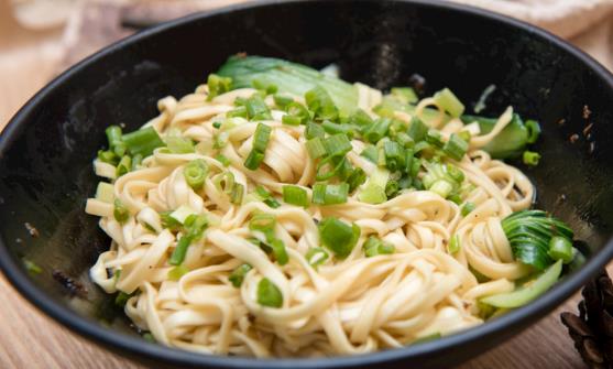 面食制作方法豐富多樣 蔥油拌面的家常做法