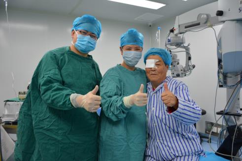 小屏時代的敬老故事走紅,愛爾眼科員工為父母做手術