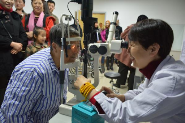 他們在愛爾眼科醫(yī)院“告白”成功,引領新一代敬老方式