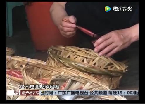 無良商販用色素給三蘇紅魚上色,用手輕輕一摸,手還會被染紅