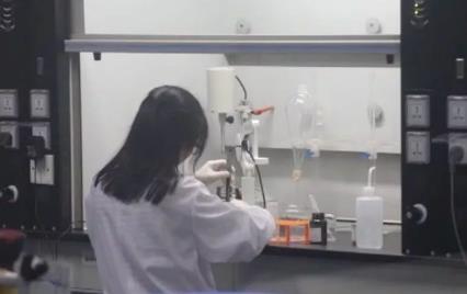 無良商販用色素給三蘇紅魚上色,用手輕輕一摸,手還會被染紅