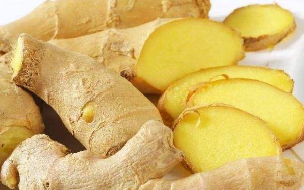 生姜放久了失去水分干巴巴的，這樣保存，可以吃一年新鮮生姜