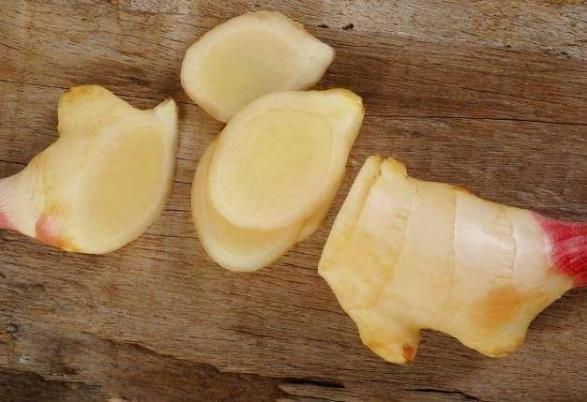 生姜放久了失去水分干巴巴的，這樣保存，可以吃一年新鮮生姜