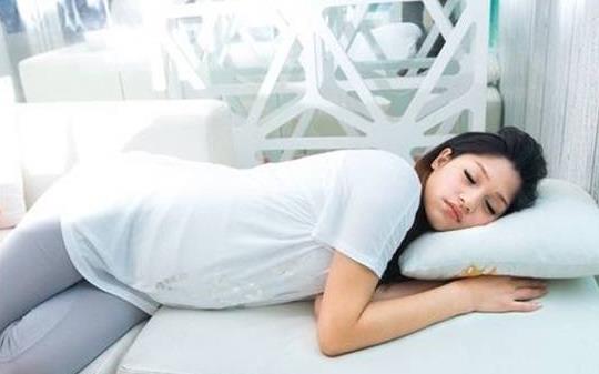 出現(xiàn)孕吐癥狀特別嚴(yán)重 推薦十個緩解孕吐的方法