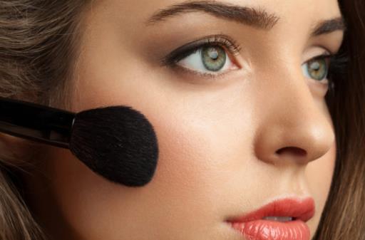 腮紅能當眼影有害嗎 化妝為什么要涂腮紅